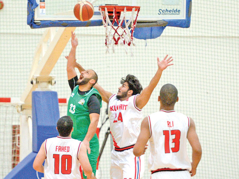 صراع تحت السلة في لقاء الكويت والعربي 