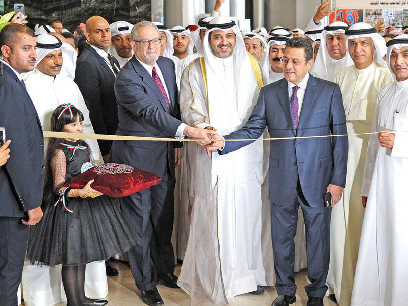 قص شريط افتتاح المعرض     (تصوير عوض التعمري)