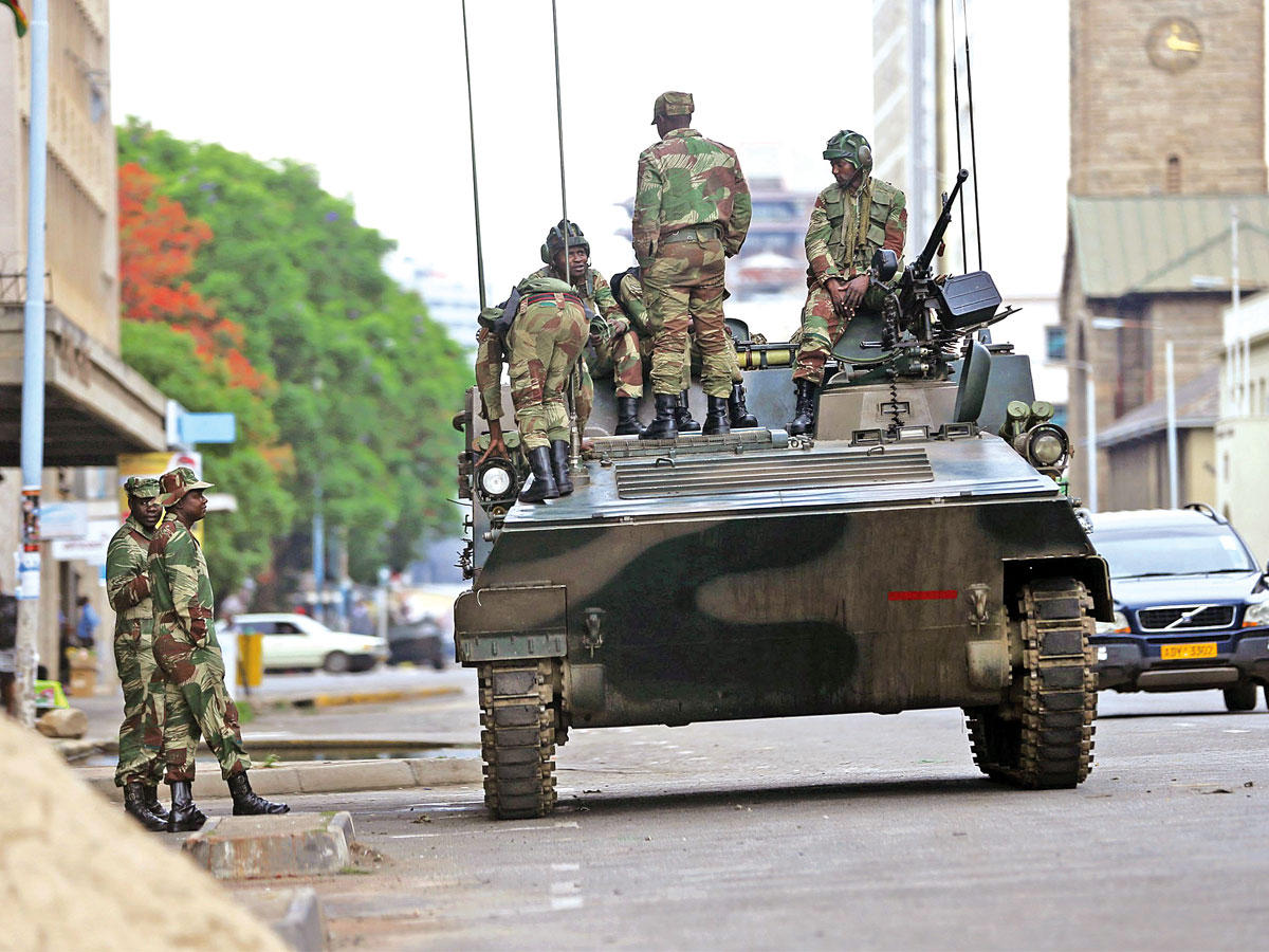 جنود على دبابة وسط العاصمة هراري (إي بي أيه)