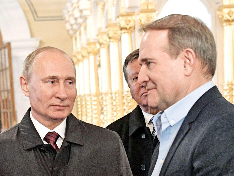 بوتين وميدفيدتشوك يزوران دير القيامة الأرثوذكسية الجديد في مدينة إسترا بموسكو أمس (رويترز)