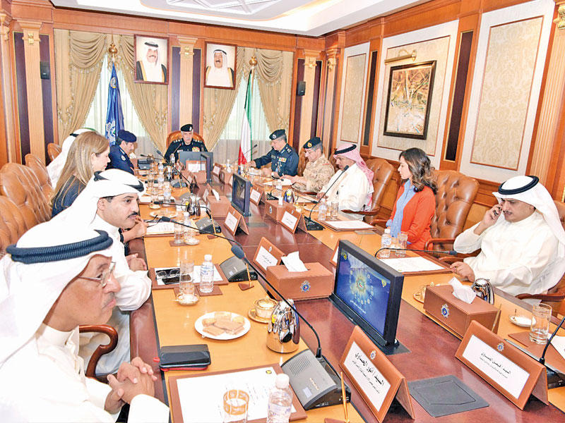 جانب من اجتماع اللجنة العليا للدفاع المدني