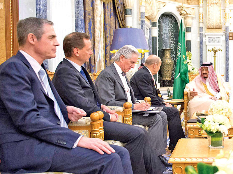 الملك سلمان مستقبلاً لودريان أمس  (واس)