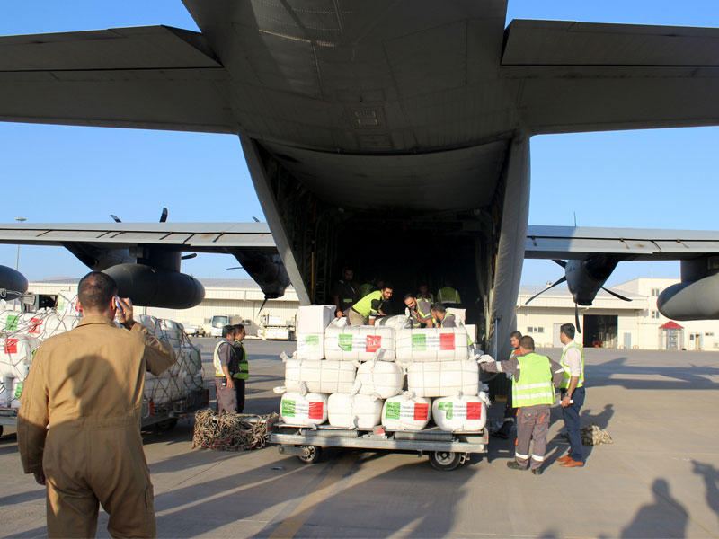 عمال يفرغون مساعدات انسانية من الحكومة الايطالية لضحايا العراقيين الذين ضربوا زلزالا وقع على الحدود العراقية وايران يوم الاحد