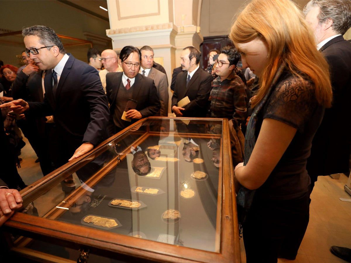 وزير الآثار خالد العناني خلال افتتاح قاعة توت عنخ آمون بالمتحف المصري وسط القاهرة أمس (أ ف ب)