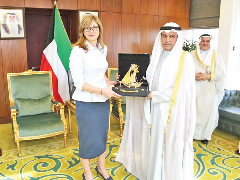 العزب خلال لقائه وزيرة الخارجية البلغارية