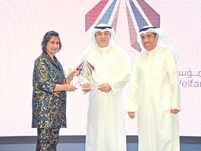 أبل والوقيان يكرمان هديل بن ناجي أمس لنجاح فريقها في إطلاق الهوية الجديدة لـ«السكنية»