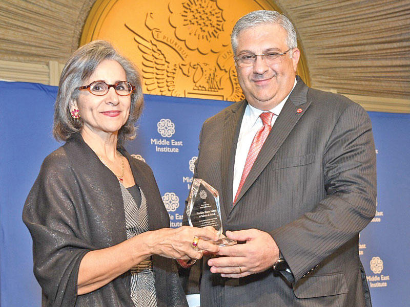 الشيخة حصة تتسلم الجائزة 