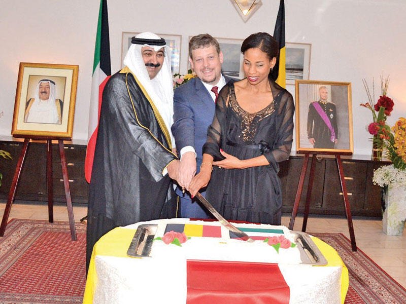 الخبيزي والسفير البلجيكي يقطعان قالب الحلوىn