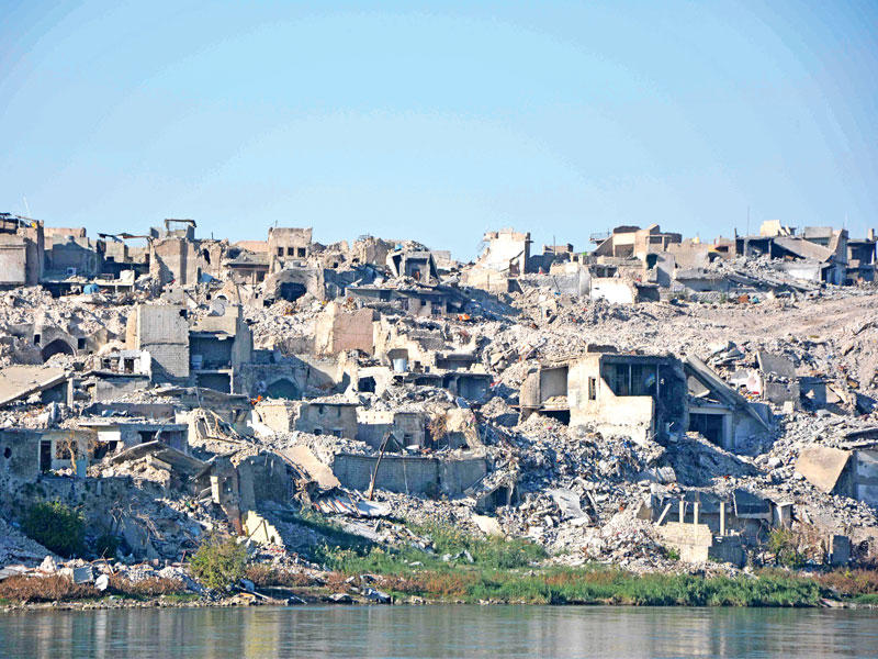 صورة تظهر حجم الدمار الذي حل بمدينة الموصل بعد استرجاعها من قبضة تنظيم داعش الإرهابي في 14 نوفمبر الجاري (أ ف ب)