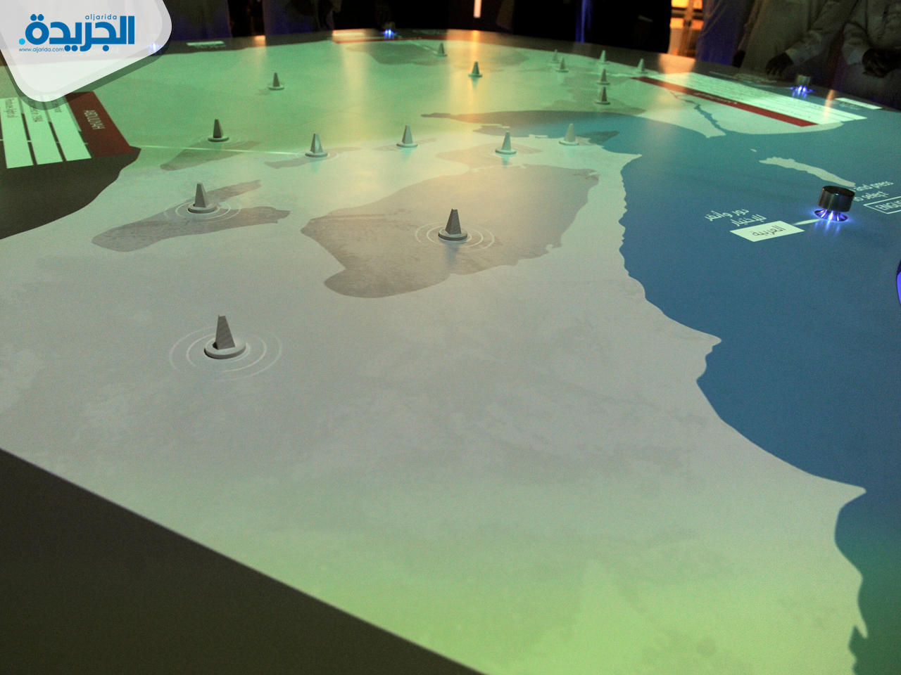 مجسم لخريطة الكويت تبين عدد وأماكن حقول النفط المنتجة