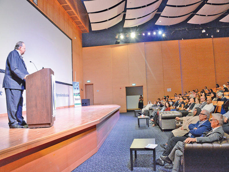 دونالد بيتس متحدثاً في المؤتمر