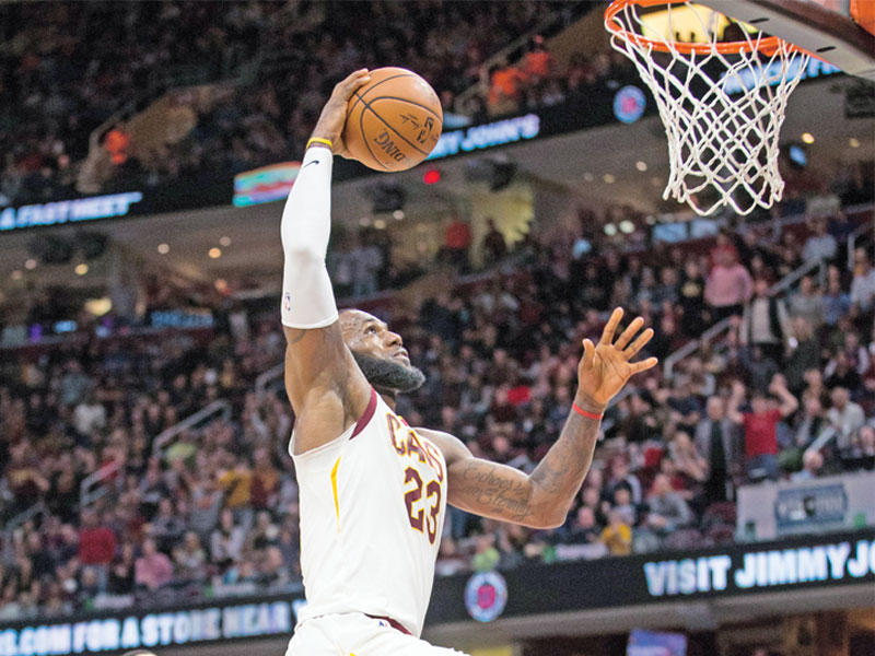 ليبرون جيمس نجم كليفلاند يسجل في سلة كليبيرز