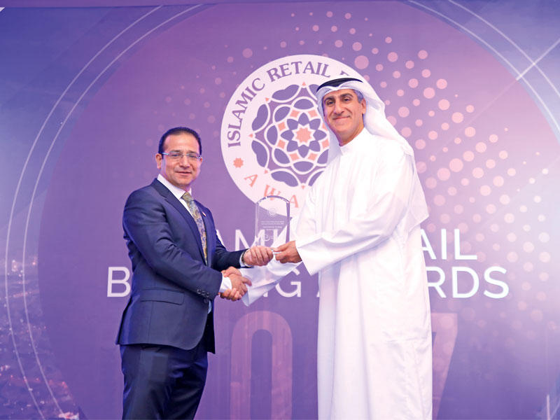 الخشنام يتسلم الجائزة 