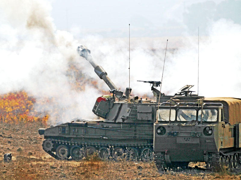 جنود إسرائيليون خلال مناورات في هضبة الجولان أمس (أ ف ب)