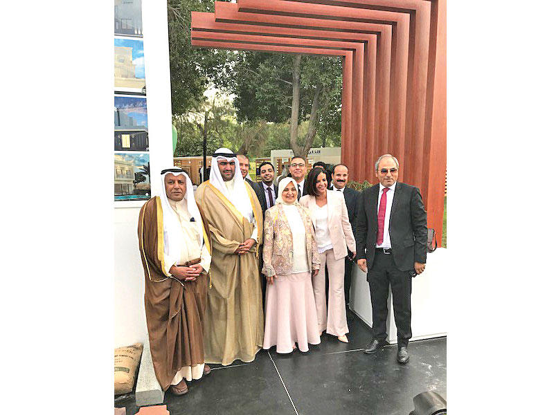 وزيرة الشؤون والروضان خلال افتتاح المعرض