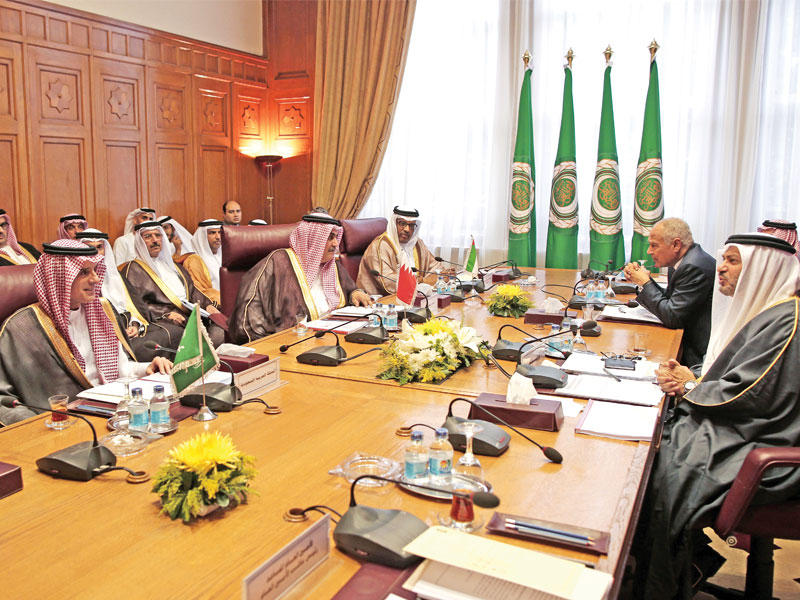 وزيرا خارجية السعودية والبحرين مع أبوالغيط قبيل لقاء على هامش «الوزاري العربي» أمس	(أي بي أيه)