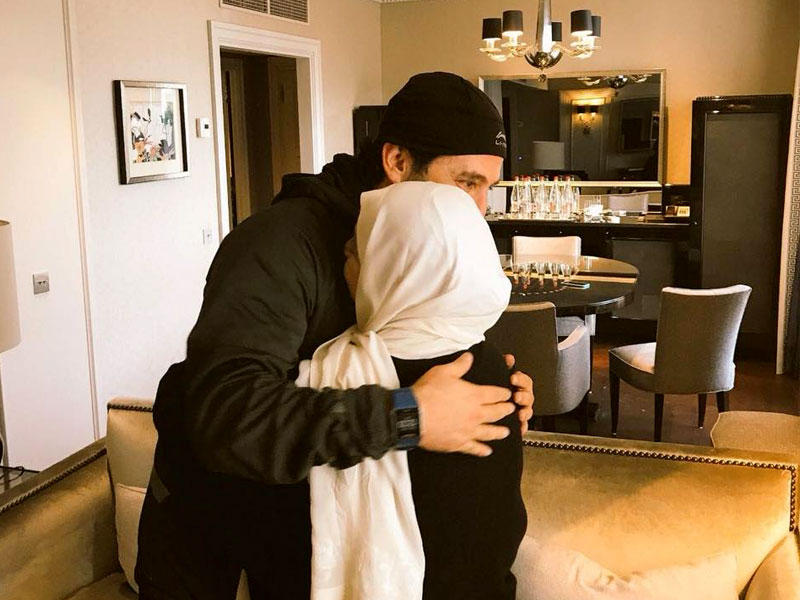 الحريري مستقبلاً عمته النائبة بهية الحريري في منزله الباريسي أمس 