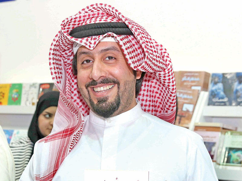 أحمد الرفاعي خلال حفل توقيع إصداره 