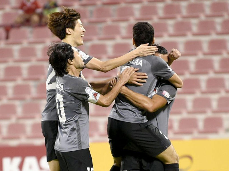 لاعبو الريان يحتفلون بتسجيل فييرا الهدف الرابع