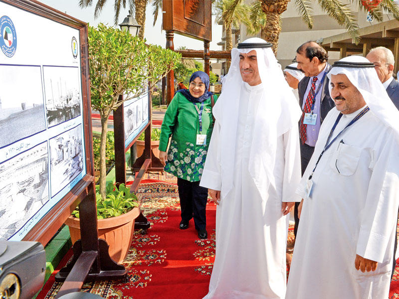 الأنصاري خلال جولته في المعرض