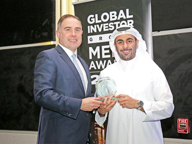 باسل الوقيان بإدارة الاستثمارات البديلة في «كامكو» خلال تسلم الجائزة