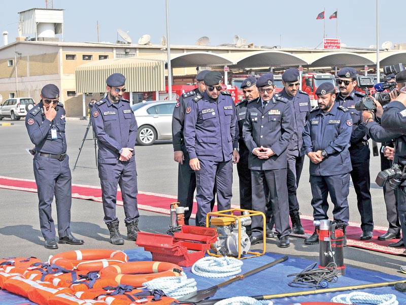 المكراد متفقداً المعدات 