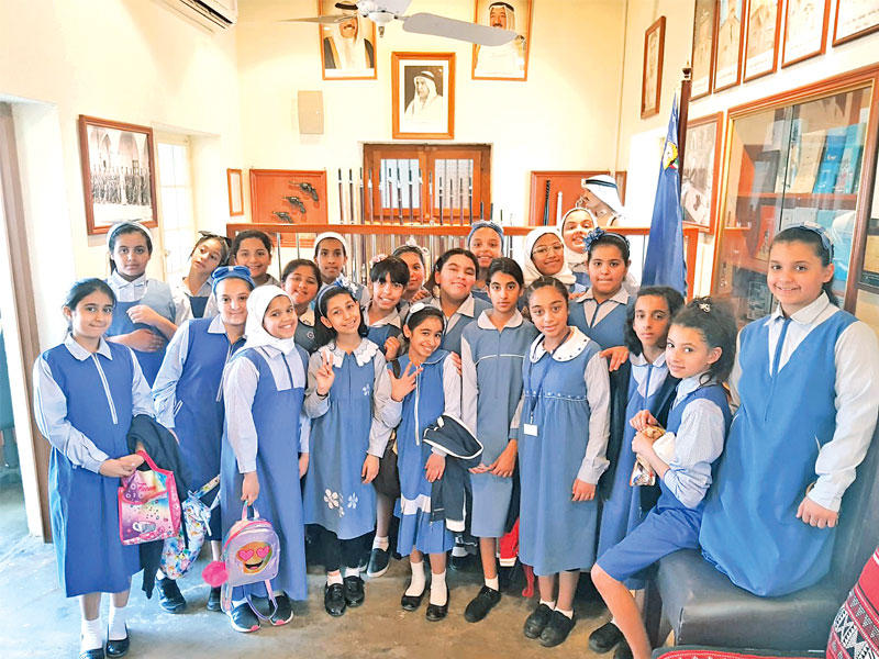 عدد من الطالبات خلال زيارتهن المتحف