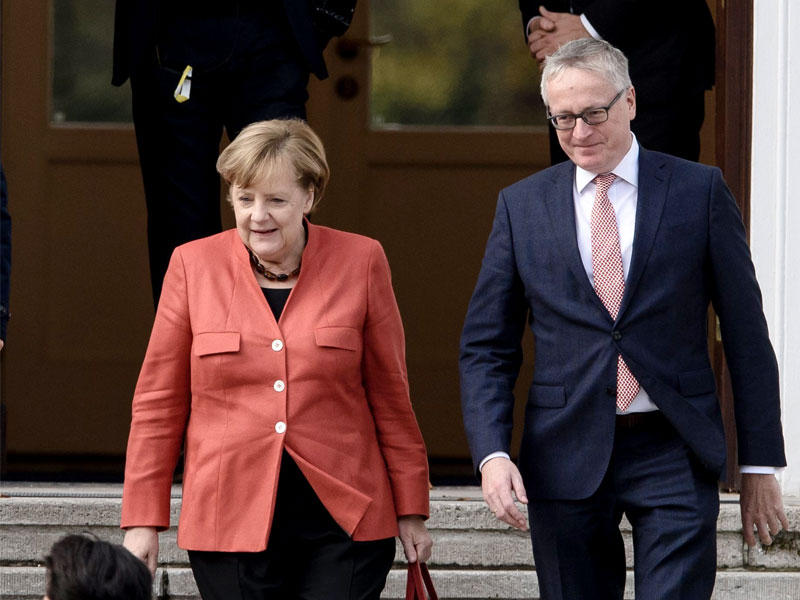 ميركل تغادر المقر الرئاسي في برلين أمس	 (رويترز)