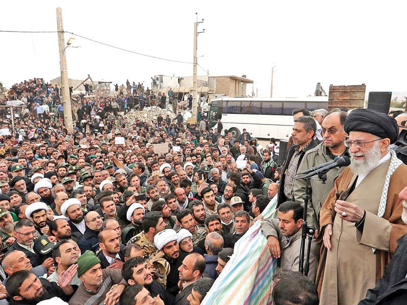 خامنئي متفقدا أمس سربول الذهب المنطقة الأكثر تضررا بالزلزال الأخير في محافظة كرمنشاه على الحدود مع العراق ويقيم فيها اكراد 