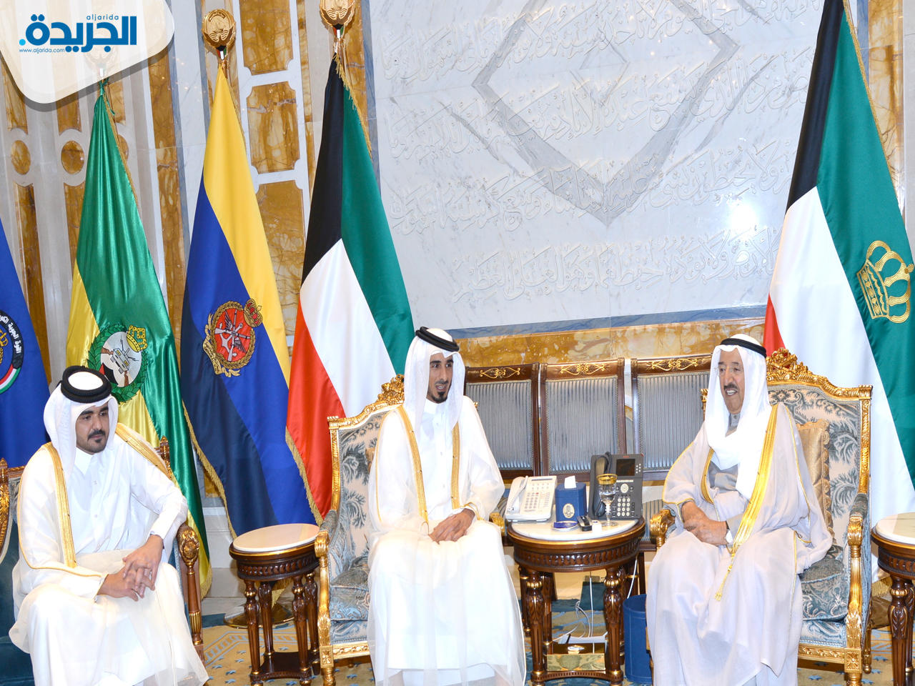 سمو أمير البلاد مستقبلاً سمو الشيخ جاسم بن حمد آل ثاني والشيخ جوعان بن حمد آل ثاني