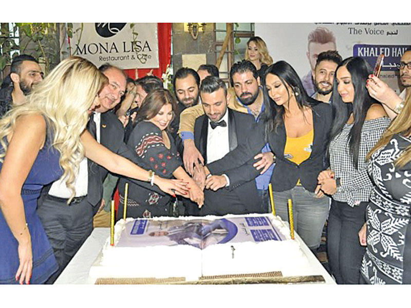 خالد الحجار يقطع قالب الحلوى مع الحضور