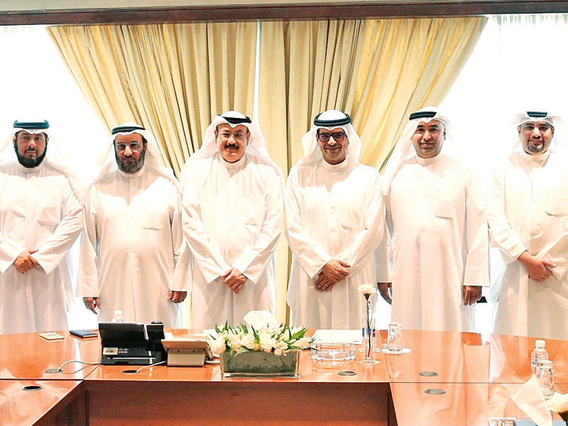 مازن الناهض ومساعد العسعوسي يتوسطان مسؤولي «بيتك» والهيئة العامة للمعلومات المدنية