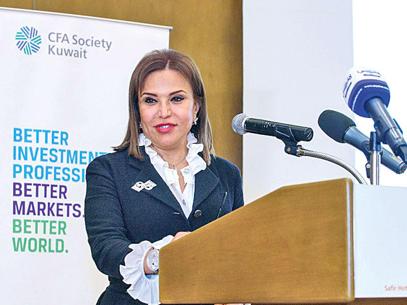 شيخة البحر متحدثة خلال حفل جمعية المحللين