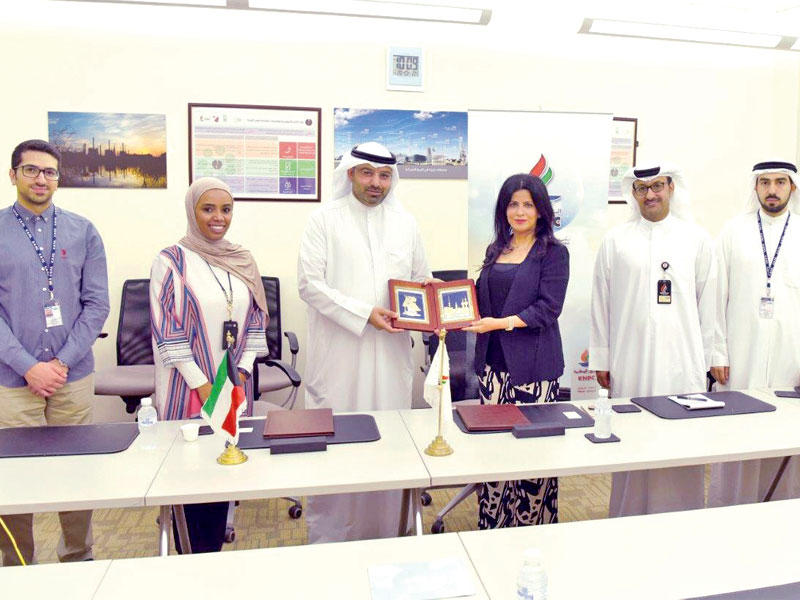 خلال توقيع عقد الرعاية