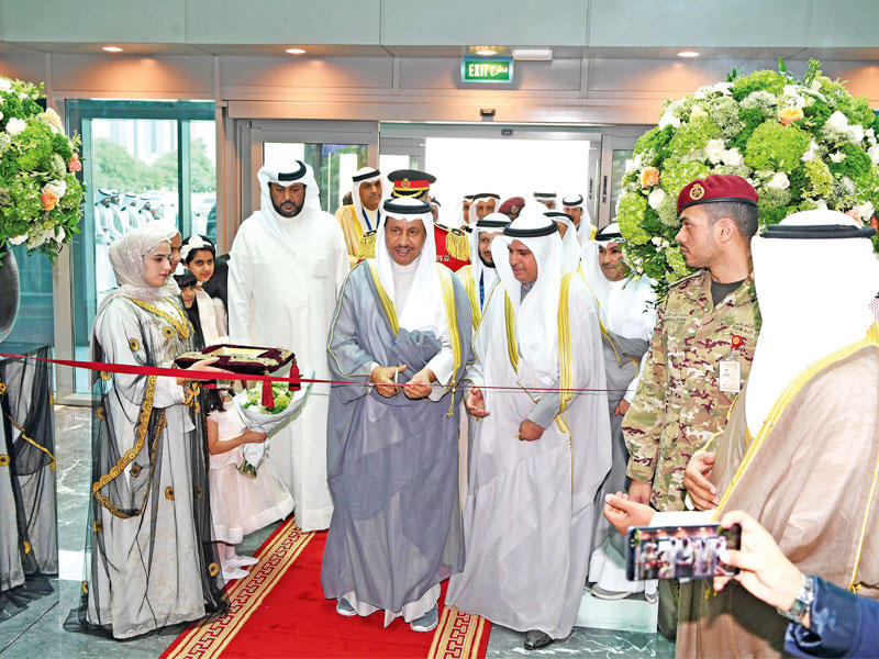 المبارك يقص شريط الافتتاح لمبنى شؤون القصر