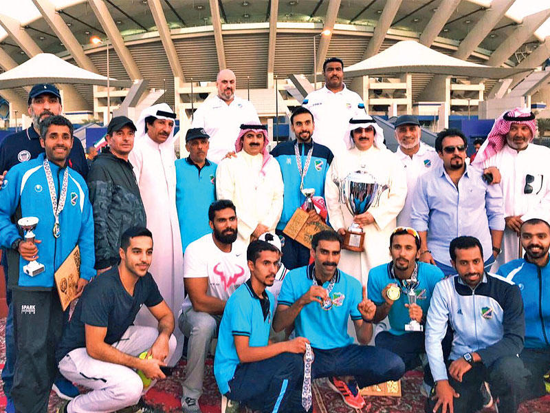 جواد الغريب يتوسط أبطال ألعاب القوى بالسالمية