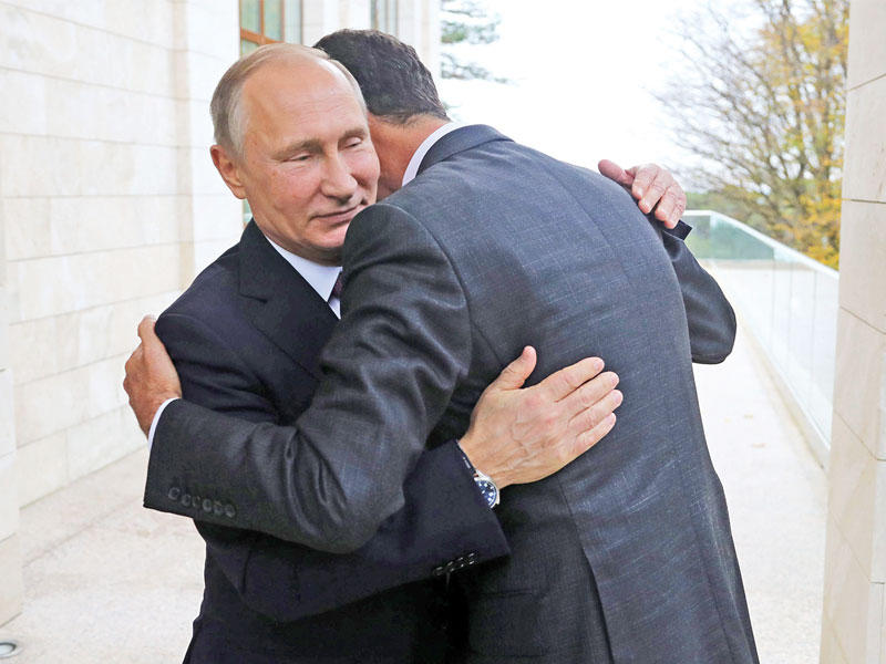 الأسد يحتضن بوتين بطريقة أثارت تعليقات في سوتشي (سبوتنيك) 