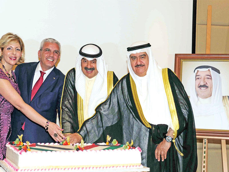 الجارالله وسفير فلسطين خلال الحفل 