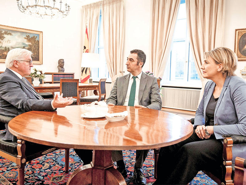 شتاينماير مجتمعاً برئيسي حزب «الخضر» في القصر الرئاسي ببرلين أمسt (رويترز)