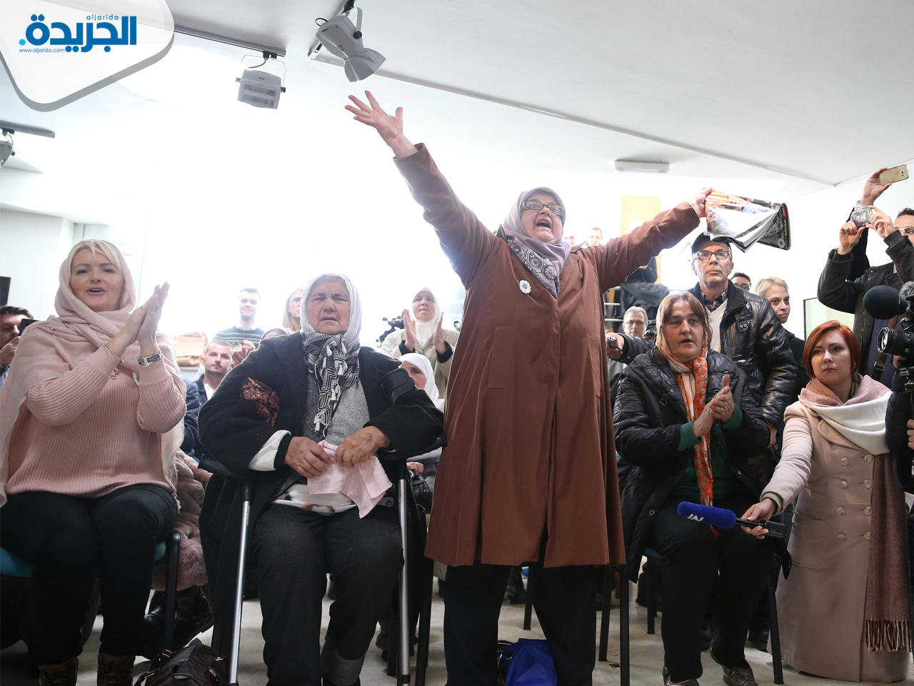 امرأة تصرخ خلال مشاهدتها لبث تلفزيوني لمحاكمة الجنرال الصربي السابق راتكو ملاديتش