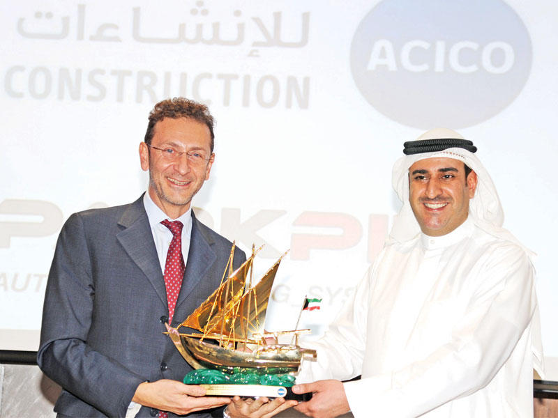 الخالد مكرماً السفير الإيطاليt (تصوير عوض التعمري)