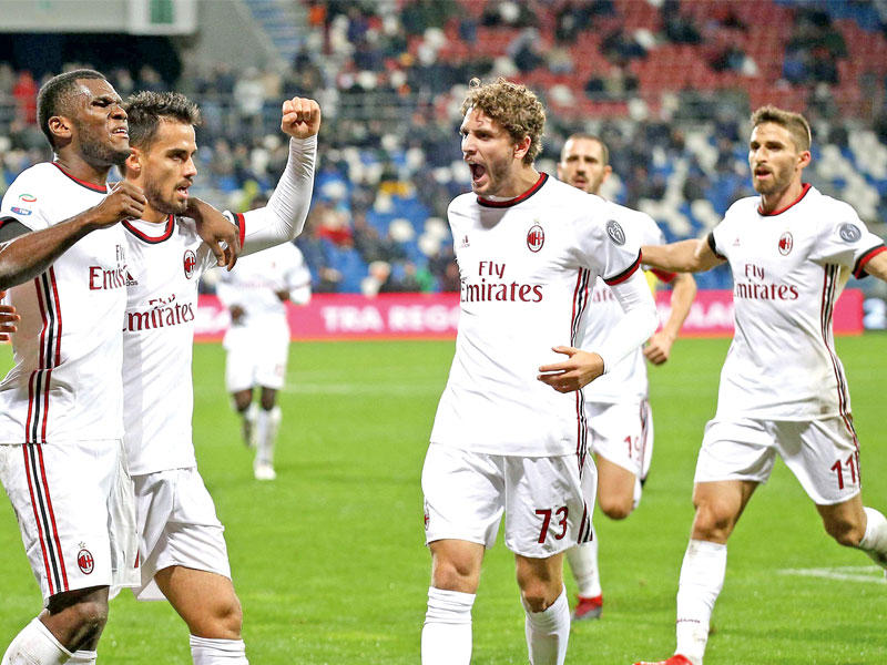 لاعبو ميلان الايطالي خلال مباراة سابقة هذ الموسم