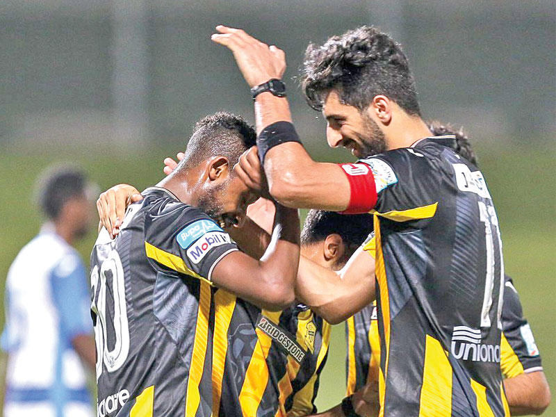الأنصاري يحتفل مع فريقه الاتحاد