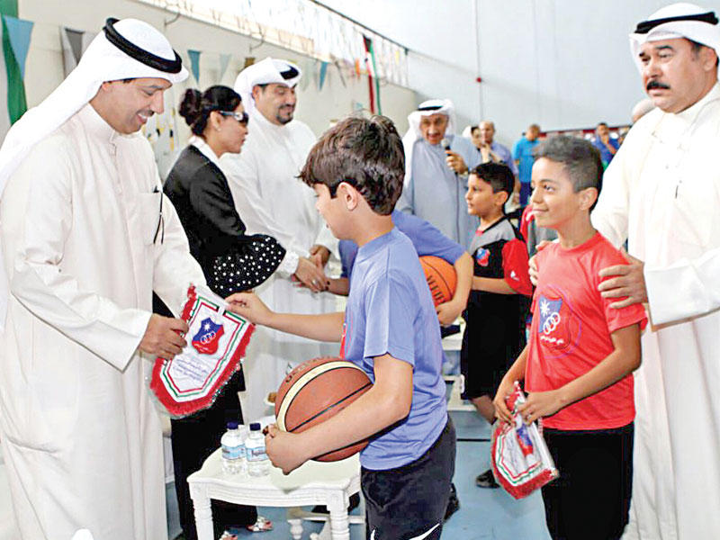 فليطح يكرم البراعم خلال زيارة لمركز التدريب بـ «الأحمدية»