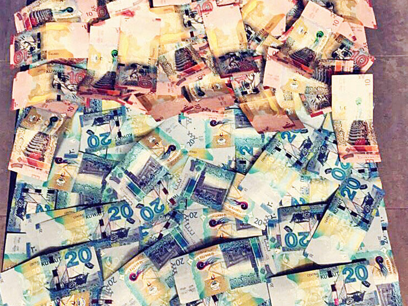 مبالغ عثر عليها مع المتهمين