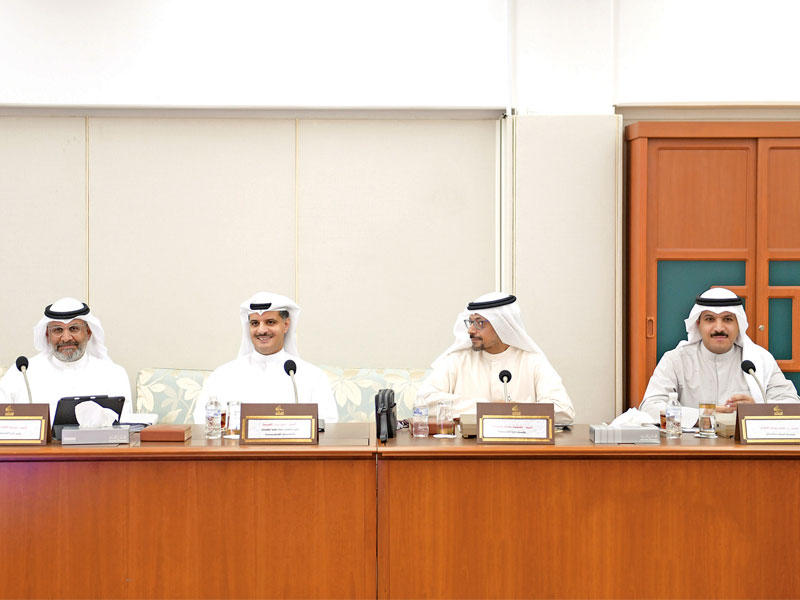 محافظ «المركزي» في اجتماع «المالية» أمس