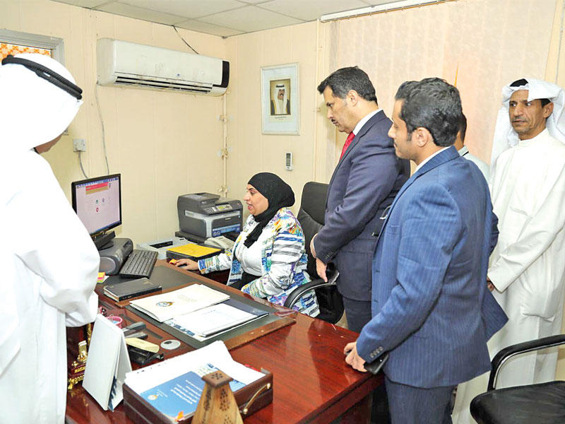 الحربي يستمع إلى شرح عن البرنامج 