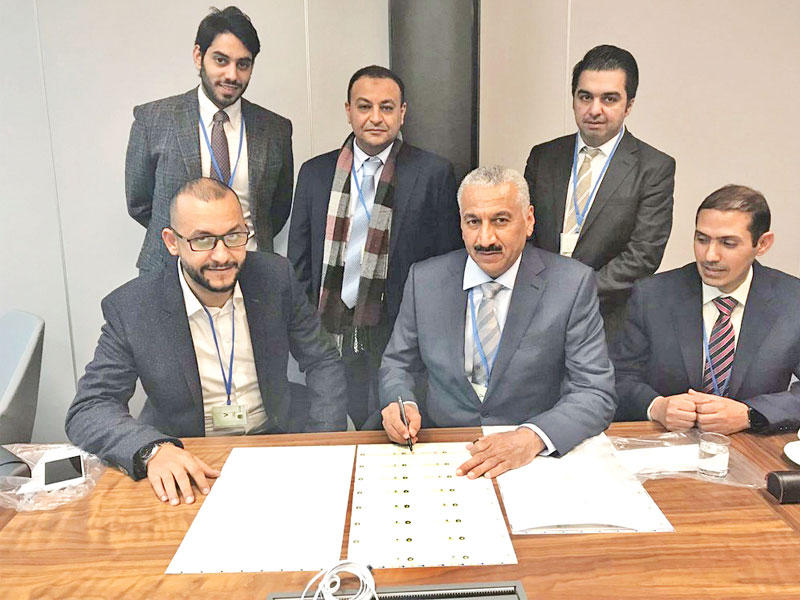 الشويع خلال توقيع العقد