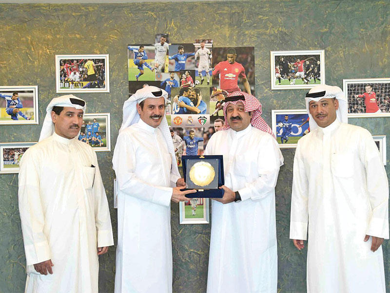 اليوسف يقدم درعاً تذكارية لسلمان البدران