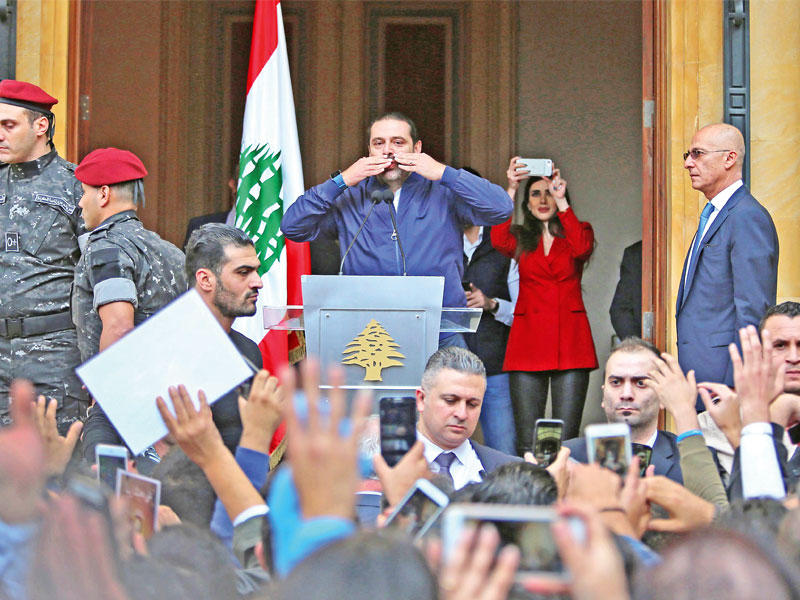 الحريري متحدثاً إلى أنصاره في بيت الوسط ببيروت أمس	(أ ف ب)